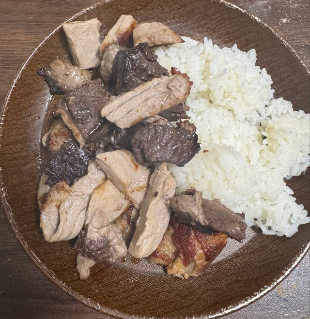 「マグロ300g白米150g」を一口サイズに切って焼いたバージョンも／マサキさん（@japanmasaki10）提供