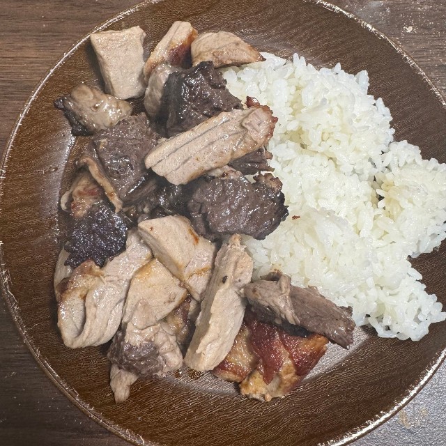 「マグロ300g白米150g」を一口サイズに切って焼いたバージョンも／マサキさん（@japanmasaki10）提供