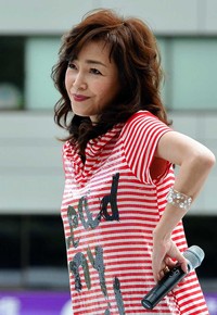 ライブステージで会場を盛り上げる柏原芳恵＝2014年