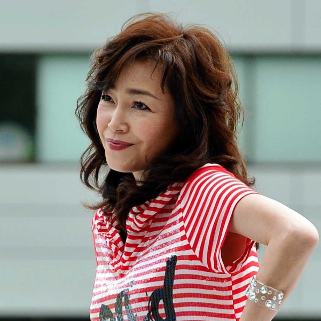 ライブステージで会場を盛り上げる柏原芳恵＝2014年