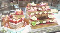 高さ約30センチの特大「ひな飾りケーキ」で明るい気持ちに　岡山市の洋菓子店で展示