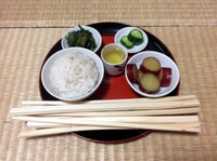 鳴橋さんが１３日にご先祖に供える膳。お供えの内容は昔から決まっているという（鳴橋さん提供）