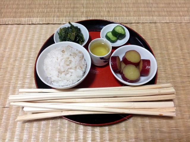 鳴橋さんが１３日にご先祖に供える膳。お供えの内容は昔から決まっているという（鳴橋さん提供）