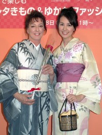 ロザンナ（左）と万梨音＝2005年