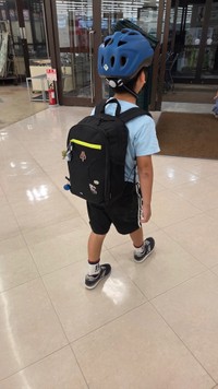 お気に入りのヘルメットは、店内でも祖父母家でも外すことなく、常に着用（かとりいぬさんThreadsより）