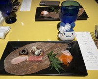 みみっちのぬいぐるみと一緒に食事を楽しむ、ほしこさん／ほしこ@たまごっち垢さん（@hsk_gotch）提供