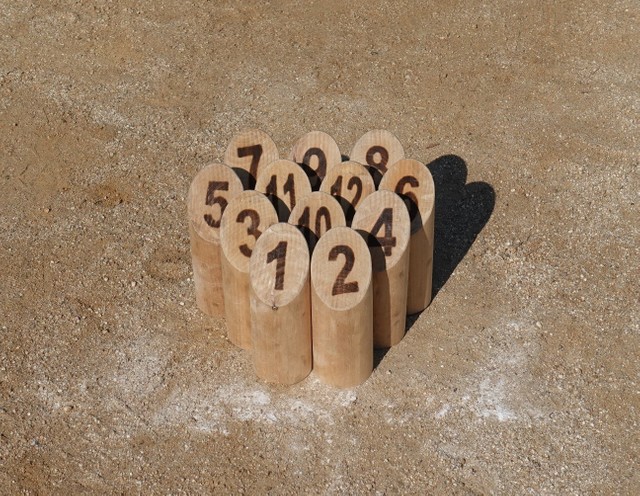 数字が記された１２本のスキットルを倒すゲーム