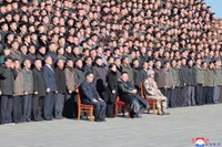 大陸間弾道ミサイル（ICBM）「火星17」の試射成功に貢献した国防科学研究機関の科学者、技術者、軍需工場の労働者と記念写真を撮る金正恩朝鮮労働党総書記とその脇に立つ金総書記の娘