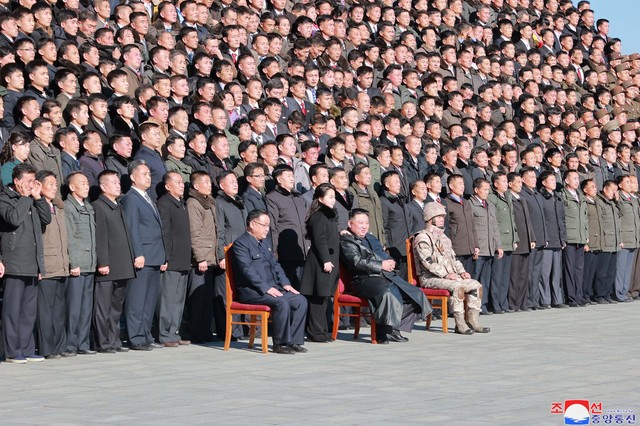 大陸間弾道ミサイル（ICBM）「火星17」の試射成功に貢献した国防科学研究機関の科学者、技術者、軍需工場の労働者と記念写真を撮る金正恩朝鮮労働党総書記とその脇に立つ金総書記の娘