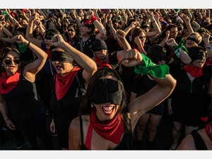 「あなたの道にいる強姦犯」　口紅と目隠しで訴える不平等