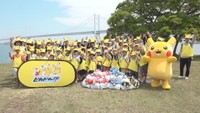 砂浜で子どもたちがピカチュウと一緒にゴミ拾い　香川・坂出市