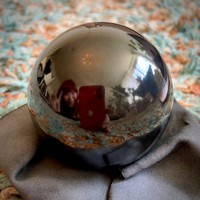 鉛筆の芯をふりかけた泥だんご。鏡のように輝いています（画像提供：noriko 世界泥だんご協会会長（仮）さん）