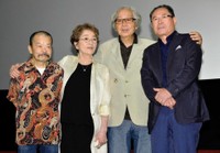 映画「男はつらいよ」フィルム上映会で一堂に会した（左から）佐藤蛾次郎さん、倍賞千恵子、山田洋次監督、前田吟（２０１６年撮影）