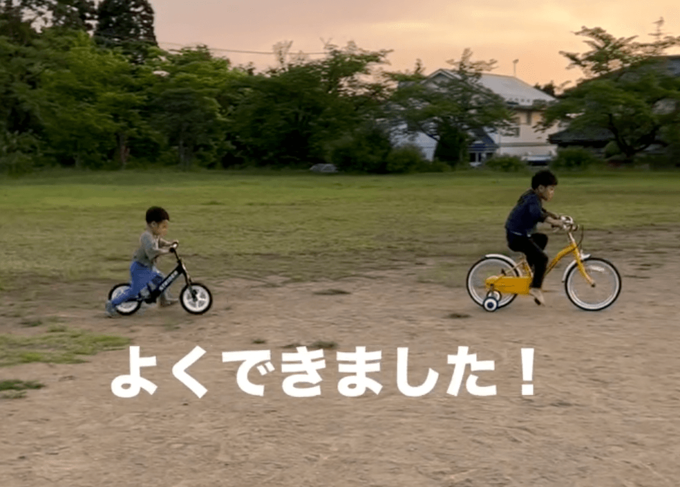 仲良く自転車で走る2人（提供：@yk6222さん）