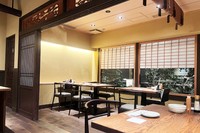 「炊きたて土鍋ごはん OMOYA 八代目儀兵衛」では、昼は御膳、夜はアラカルトで楽しむことができる