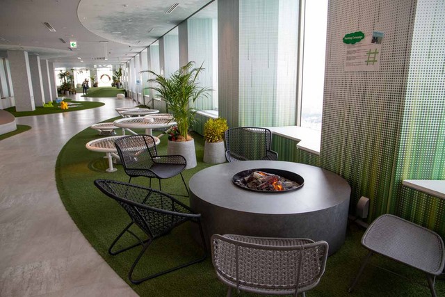 ダミーの焚き火もあって遊び心ある内装