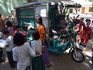 紙芝居と絵本を載せて、バイク式図書館はミャンマーを走る