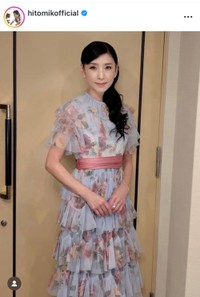 黒木瞳インスタグラム(@hitomikofficial)より