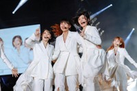 　満面の笑顔でパフォーマンスする櫻坂４６＝富士急ハイランドコニファーフォレスト（Ｃ）上山陽介