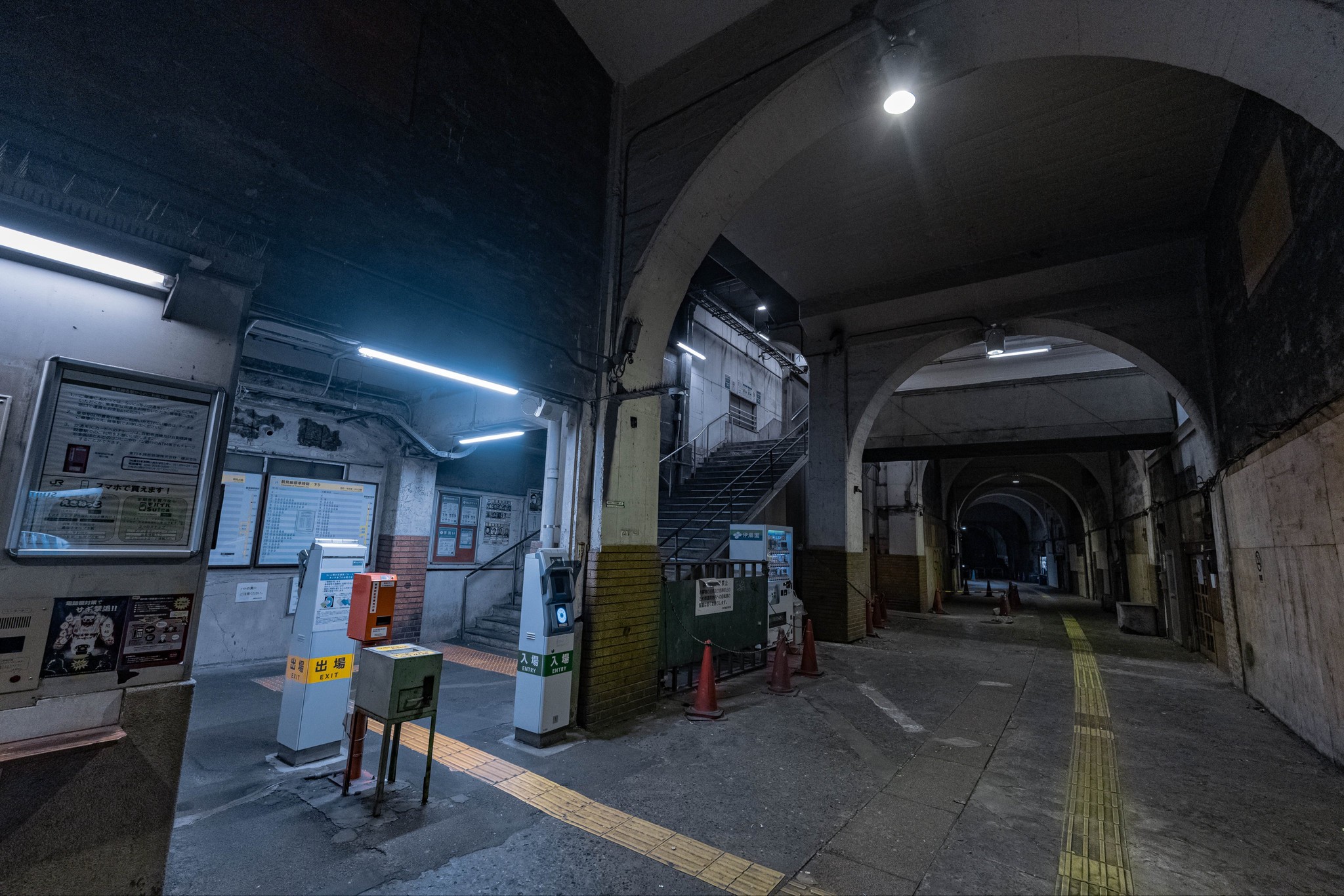これ、現役の駅なんだぜ…」昭和時代にタイムスリップ 廃墟のような