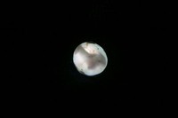 完成した真珠は光を当てると、遺骨が浮かんで見えることもある