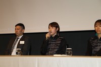 記者会見で意気込みを語る大阪マーヴェラスの塩出仁美主将（中央）