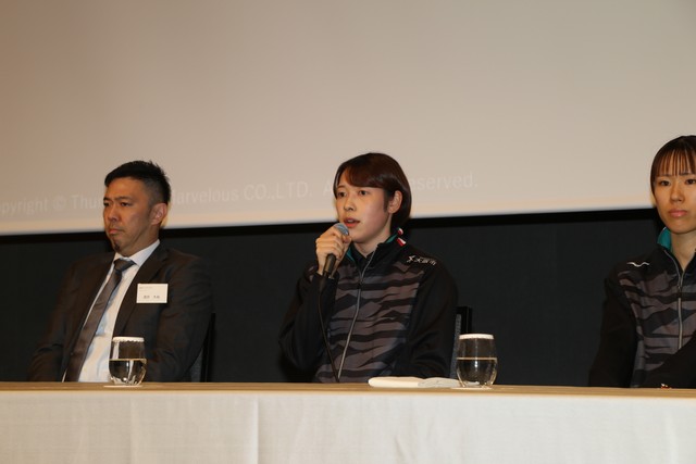 記者会見で意気込みを語る大阪マーヴェラスの塩出仁美主将（中央）