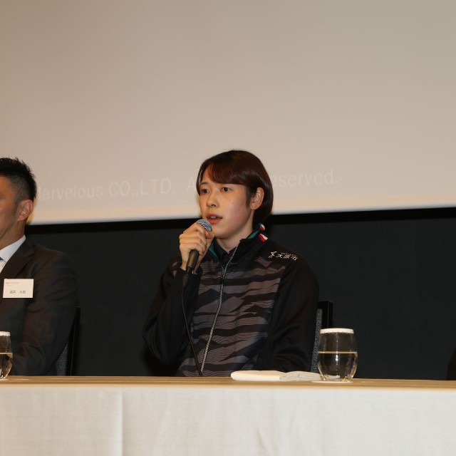 記者会見で意気込みを語る大阪マーヴェラスの塩出仁美主将（中央）