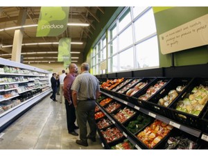 「町で最もホットな社交の場は、シングルスバーではなくスーパーだ」