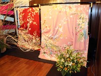 假屋崎省吾の自邸に美しい春の花々が生けられている