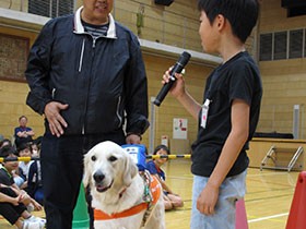 盲導犬や白杖の人、見かけたら「声かけを」　小学校で出張授業