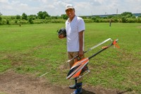大柄な木田さんが持つと小さく感じますが、ヘリコプターはかなり大きいです。まず自宅で保管場所を確保しないといけません。本日は大事な機体を使わせていただき、ありがとうございました