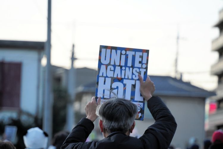 クルド人へのヘイト問題が起きている埼玉県川口市で、外国人との共生を訴える人たちのデモが行われた=2026年1月11日、埼玉県川口市、藤崎麻里撮影
