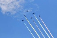 色とりどりのスモークを出して飛ぶブルーインパルス※画像はイメージです（w_p_o/stock.adobe.com）