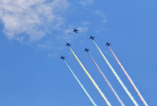 色とりどりのスモークを出して飛ぶブルーインパルス※画像はイメージです（w_p_o/stock.adobe.com）