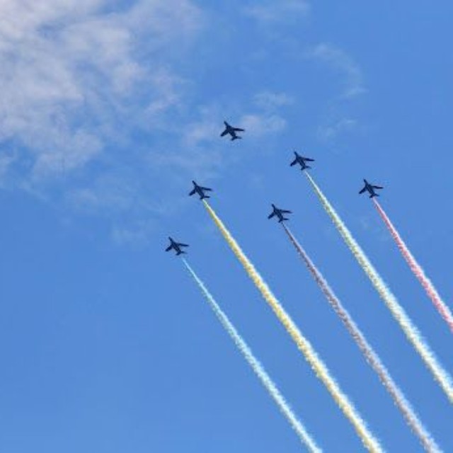 色とりどりのスモークを出して飛ぶブルーインパルス※画像はイメージです（w_p_o/stock.adobe.com）