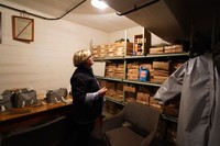 ワルシャワの鉄鋼メーカーにある地下シェルターには、防護服や救急用品などが冷戦当時のまま残されていた＝2023年6月5日、荒ちひろ撮影