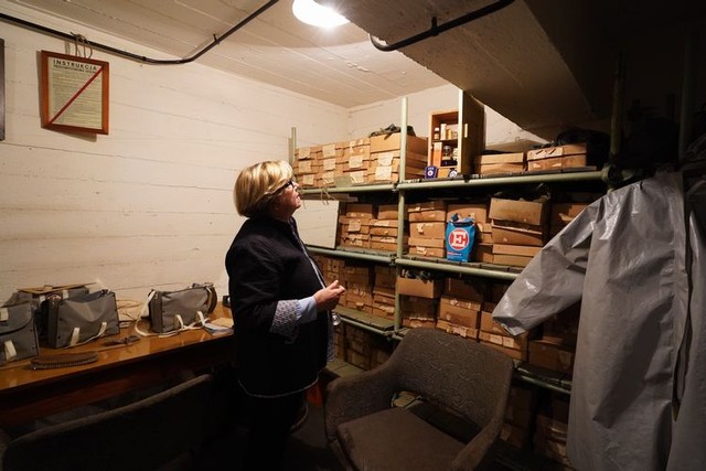 ワルシャワの鉄鋼メーカーにある地下シェルターには、防護服や救急用品などが冷戦当時のまま残されていた＝2023年6月5日、荒ちひろ撮影