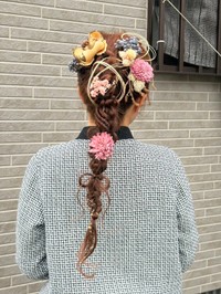 髪の毛で作られたリボンが印象的なヘアスタイル／uniさん（@momoel2023）提供