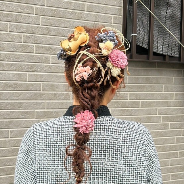 髪の毛で作られたリボンが印象的なヘアスタイル／uniさん（@momoel2023）提供