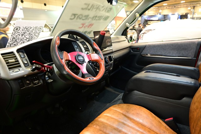 ハイエースがしれっと左ハンドルになっています。これ、めっちゃ大工事ですよね