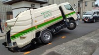 【速報】香川県三木町で道路陥没　直径約3ｍの穴に走行中のごみ収集車の車両後部がはまる