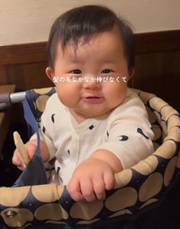 赤ちゃんせんべいを持ったまだまだ幼い娘さん（提供：＠suimama_lifeさん）
