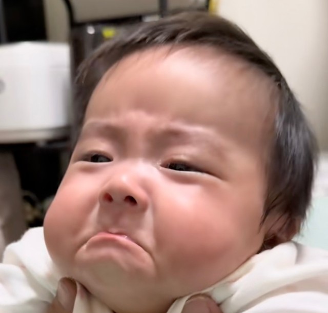 パパの歌声でなぜかへの字口に…！？（提供：@yuaremudoublesさん）
