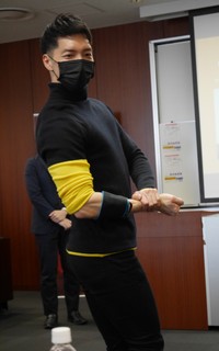 Ｓｏｔｔｏコネクトを装着してポーズを決めるＡＫＩＨＩＴＯ＝都内