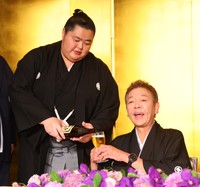 大関琴桜（左）にビールをつがれる玉袋筋太郎＝東京・明治記念館