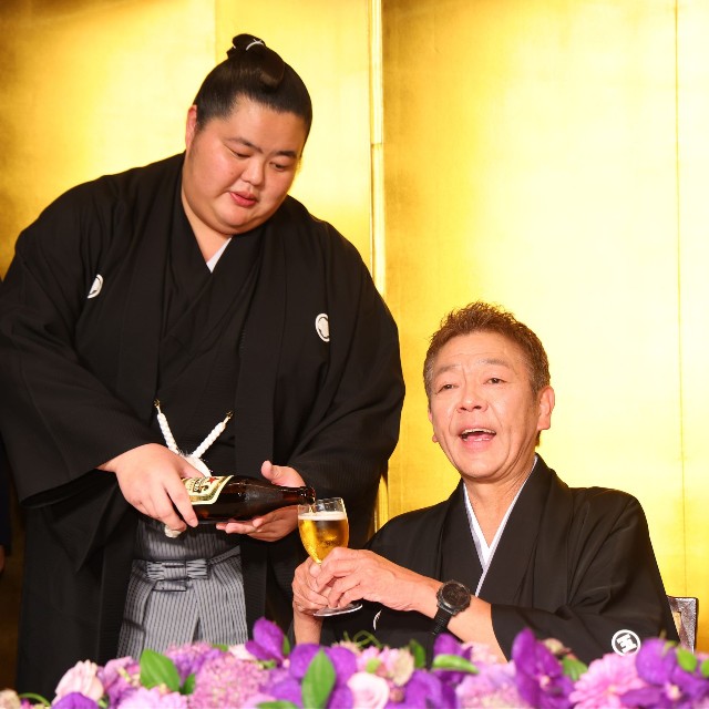 大関琴桜（左）にビールをつがれる玉袋筋太郎＝東京・明治記念館