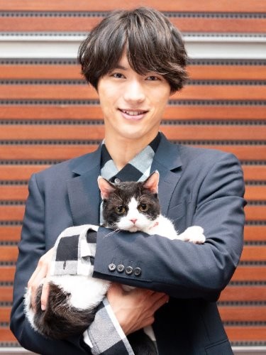 ナナを抱く福士さん　　取材協力：ZOO動物プロ
（上村雄高　撮影）