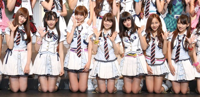 神７の（左から）小嶋陽菜、渡辺麻友、篠田麻里子、大島優子、前田敦子、板野友美、高橋みなみ