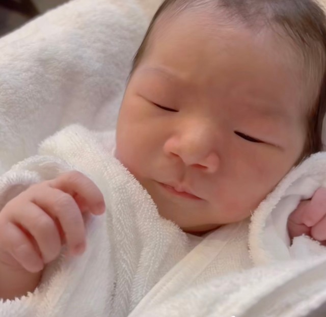 生まれたばかりの赤ちゃんの表情と仕草がSNSで話題（提供：@ya_ya.lifeさん）